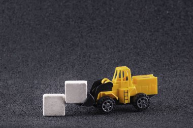 Çalışan makine taş blokları taşıyor