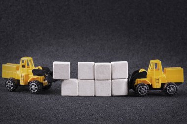 Çalışan makine taş blokları taşıyor