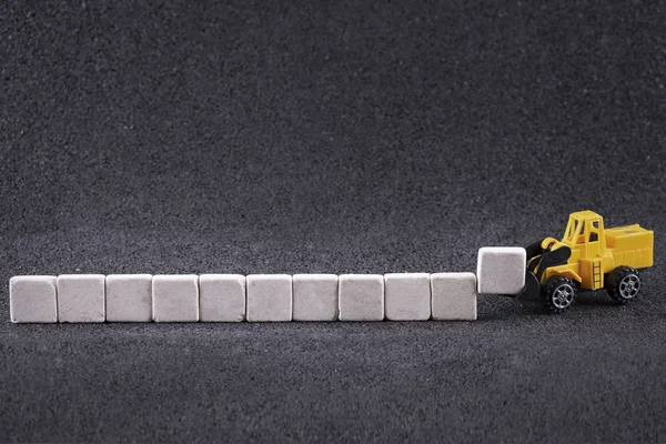 Çalışan makine taş blokları taşıyor