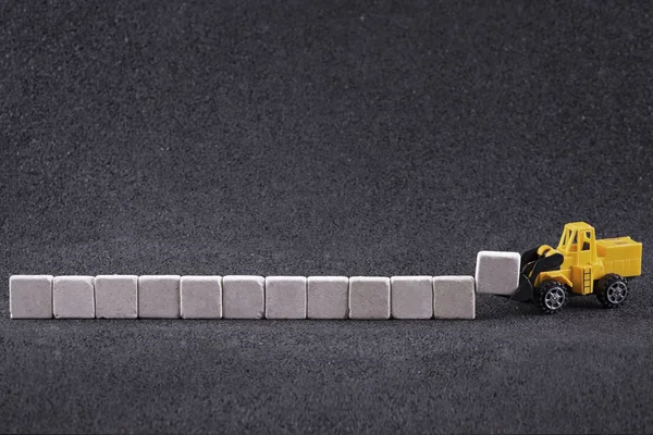 Çalışan makine taş blokları taşıyor