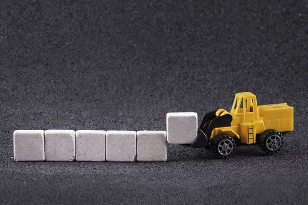 Çalışan makine taş blokları taşıyor