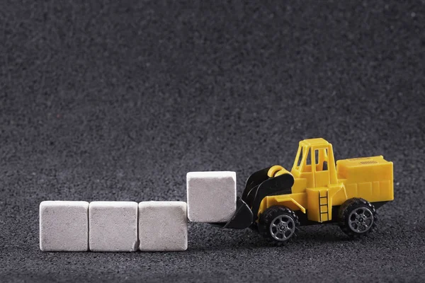 Çalışan makine taş blokları taşıyor