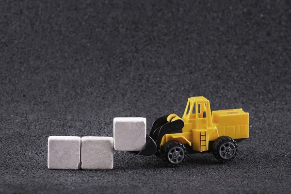 Çalışan makine taş blokları taşıyor