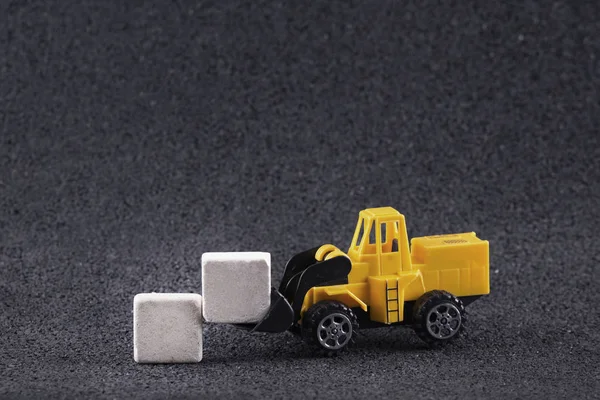 Çalışan makine taş blokları taşıyor