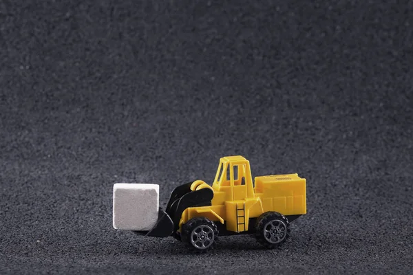 Çalışan makine taş blokları taşıyor