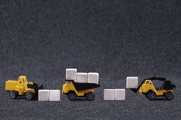 Çalışan makine taş blokları taşıyor