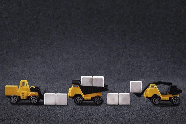 Çalışan makine taş blokları taşıyor