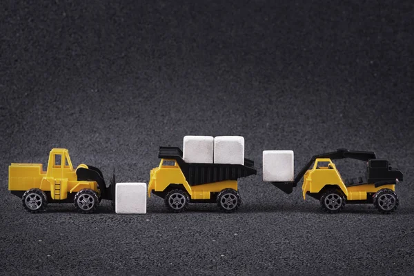 Çalışan makine taş blokları taşıyor