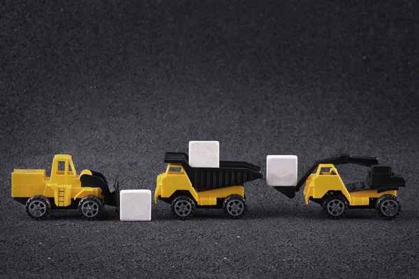 Çalışan makine taş blokları taşıyor