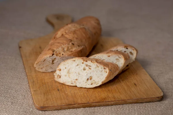 Brot Scheiben Auf Einem Holzbrett — Stockfoto