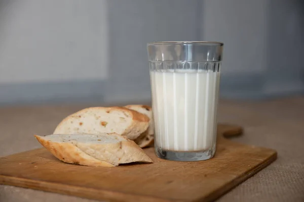 Taza Vidrio Con Leche Pan Rodajas —  Fotos de Stock