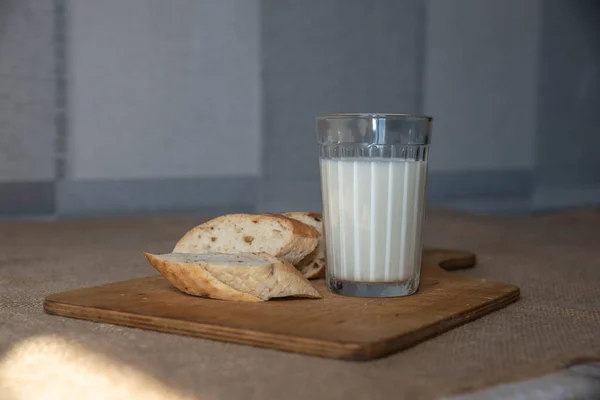 Glas Tasse Mit Milch Und Scheibenbrot — Stockfoto