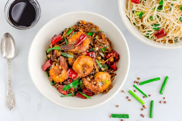 Beyaz Arkaplanda Kızarmış Karides ve Erişteyi Karıştır Yuvarlak Yukarda Yatay Yatar Fotoğrafta