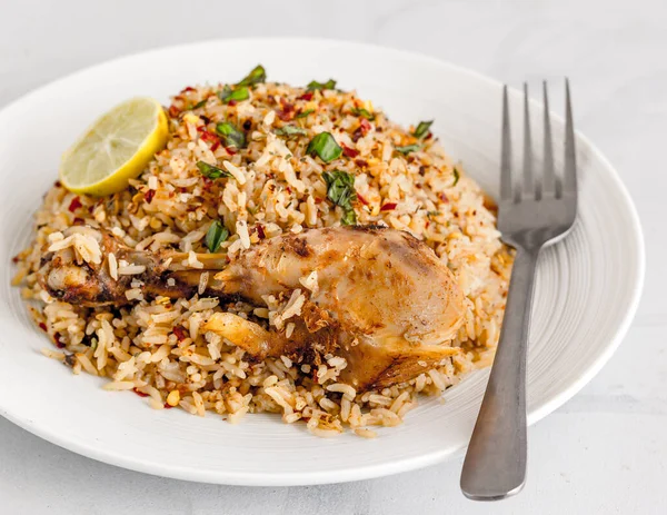 Akdeniz Tavuğu ve Pilavı ile Herb ve Baharat Yakın Yatay Fotoğraf