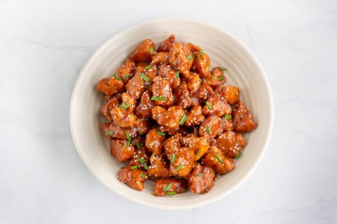 Hint usulü Chili Tavuk Tabağı, Popüler Tavuk Aperatifi, Hint Yemeği, Hint Cusine, Beyaz Arkaplan Yemek Fotoğrafları