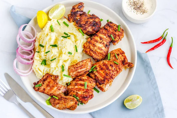 Izgara tavuk ve patates püresi. Lemojn ve Chives Top Down fotoğraflarıyla süslenmiş.