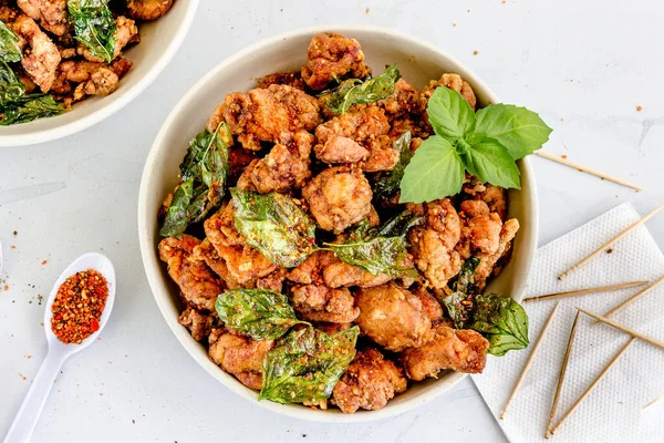 Tayvan usulü kızarmış tavuk Basil Yaprakları, Baharatlar ve Baharatlar En İyi Sokak Yemekleri Fotoğrafı