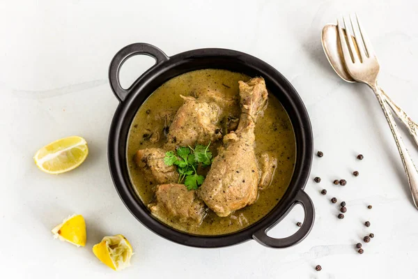 Pollo Picante Pimienta Negra India Sobre Fondo Blanco Adornado Con — Foto de Stock