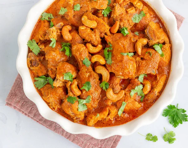 Doğrudan yatay fındıklı Shahi Tavuğu Korma Hint usulü körili tavuk.