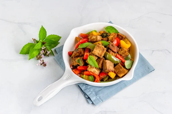 Revuelva Tofu Frito Las Verduras Adornadas Con Hojas Albahaca Tailandesa — Foto de Stock