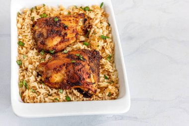 Fırınlanmış Tavuk ve Pilav Bir Kap Çanak Beyaz Arkaplanda Yatay Bir Fotoğraf