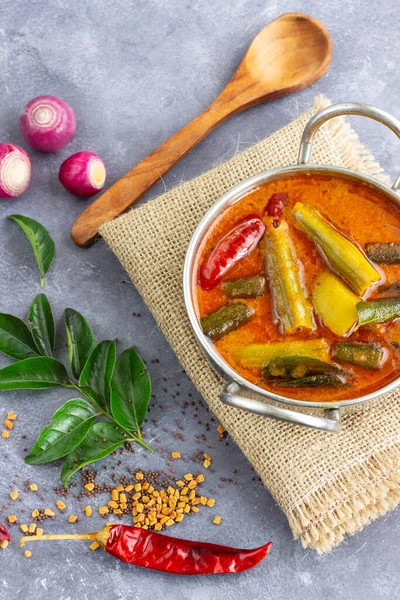 Sambar - Geleneksel Hint ve Sri Lanka güveci mercimek ve karışık sebze, baharat ve köri yapraklı 