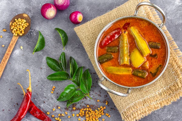 Popüler Güney Hindistan mercimek tabağı, dikey fotoğraf, doğrudan Karanlık Arkaplan 'ın üstünde