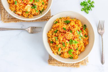 Biberli kişniş ve kırmızı biberle süslenmiş baharatlı Asya biberli acılı kızarmış pilavın en üstteki fotoğrafı. Popüler Asya sokak yemekleri ve paket servis yemekleri