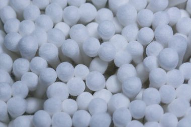 Sıkıca paketlenmiş beyaz pamuk tomurcukları hijyen, doku veya minimalist tasarım temaları için ideal yumuşak, soyut bir arkaplan oluşturuyor.