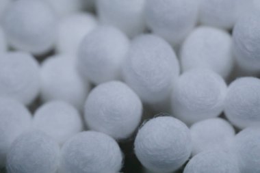 Beyaz pamuk tomurcuklarının yakın plan çekimleri, yumuşak dokuyu ve lifli ayrıntıları gösteriyor. Soyut, hijyen veya ürün temalı tasarım için ideal.