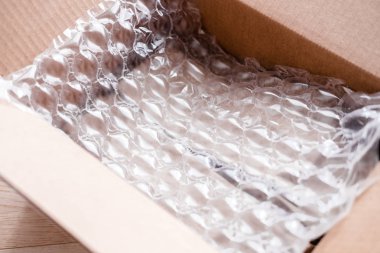 Karton kutuda büyük kabarcıkları ile plastik wrap
