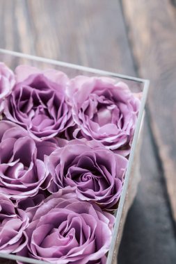 Pastel mor renkli gül akrilik kristal çiçek kutusunu temizleyin. Kare cam hediye kutusu. Tepegöz, boşaltmak