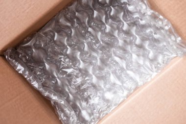 Karton kutuda büyük kabarcıkları ile plastik wrap