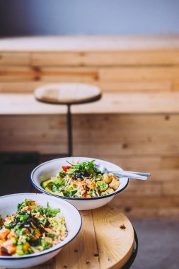 Ahşap masa üzerinde yeşil Tanrıça Buda kase. Sağlıklı beslenme, gıda fotoğrafçılığı kavramı. Kopya alanı, dikey