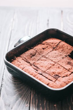 Çökmekte olan nemli koyu çikolata şişman bira kek içinde kareler kesin. Siyah seramik tasarlayacağım. Karanlık gıda fotoğrafçılığı kavramı