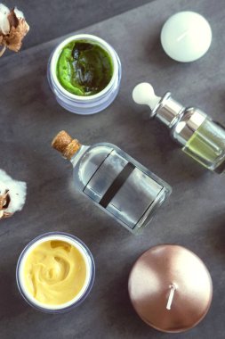 Spa kozmetik ürünleri yukarıdan karanlık masada. Hindistan cevizi, argan yağlar, organik kremler ve serumlar. Güzellik blog flatlay