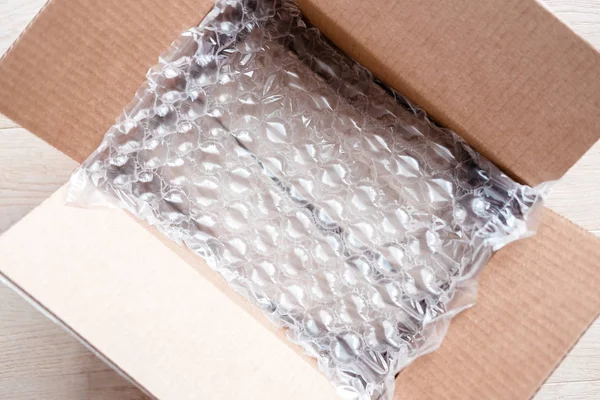 Plastik Wrap Dengan Gelembung Besar Dalam Kotak Karton — Stok Foto