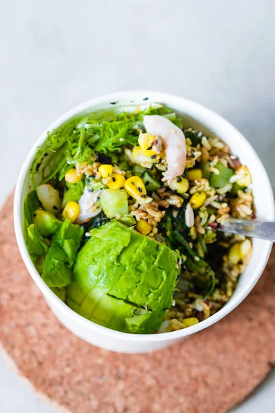 Mengambil Salad Dalam Mangkuk Kertas Putih Sekali Pakai Pada Latar — Stok Foto