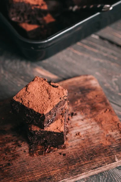 Decadent Lembab Coklat Hitam Stout Bir Brownies Dipotong Dalam Kotak — Stok Foto