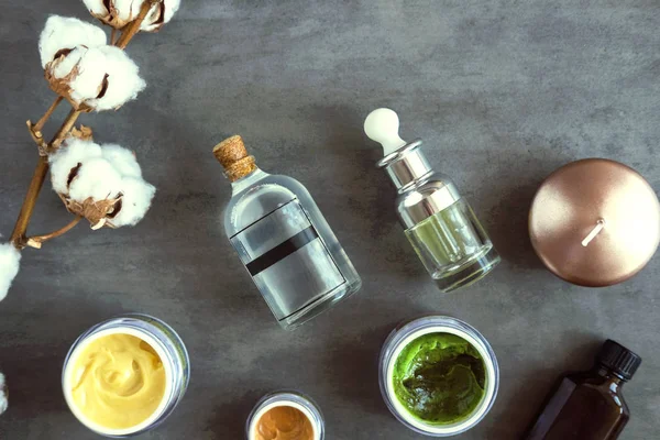 Spa kozmetik ürünleri yukarıdan karanlık masada. Hindistan cevizi, argan yağlar, organik kremler ve serumlar. Güzellik blog flatlay