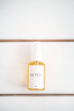 Spa yüz, saç, vücut yağ şişe, beyaz masa yukarıdan yaşlanma tedavi anti temizleyici. Güzellik sektörünün, marka mockup, paket tasarım şablonu. 