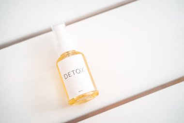 Spa yüz, saç, vücut yağ şişe, beyaz masa yukarıdan yaşlanma tedavi anti temizleyici. Güzellik sektörünün, marka mockup, paket tasarım şablonu. 