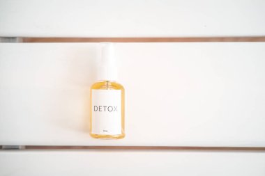 Spa yüz, saç, vücut yağ şişe, beyaz masa yukarıdan yaşlanma tedavi anti temizleyici. Güzellik sektörünün, marka mockup, paket tasarım şablonu. 