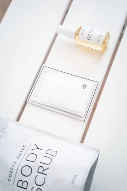 Vücut, cilt ürünleri. Maske, yağ, temizlik, temizlik, yaşlanma karşıtı tedavi. Güzellik endüstrisi, markalaşma modeli, paket tasarım şablonu. Beyazlar beyaza, minimalizm 