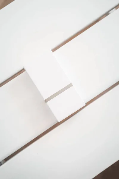 Kotak Kerajinan Atas Meja Putih Dari Atas Paket Produk Mockup — Stok Foto