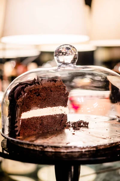 Kue Coklat Basah Dengan Lapisan Krim Mascarpone Bawah Kubah Lonceng — Stok Foto