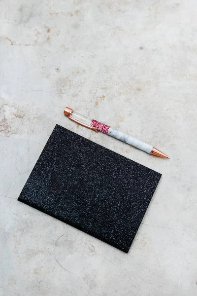 Glam siyah glitter gri beton zemin üzerine gül altın kalem ile not etmek. Metin için yer kopyalayın. Minimalizm moda, güzellik blog, konsept freelancing. 