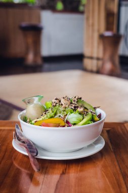 Yeşil salata ahşap bir masa susam remake ile kase poke. Vejetaryen çiğ yemek kavramı