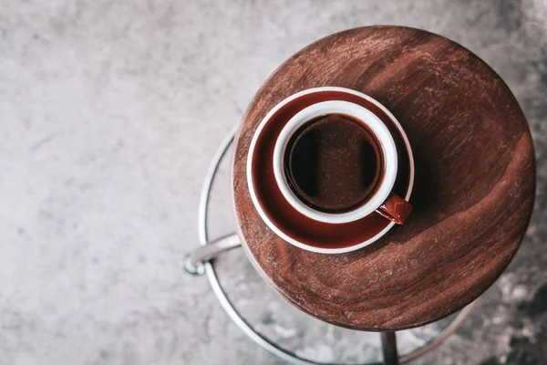 Kopi Filter Hitam Piring Coklat Gelap Dari Atas Meja Kayu — Stok Foto