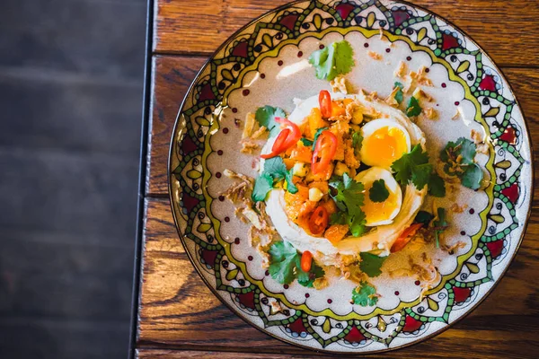 Hummus Baba Ghanoush Dengan Telur Rebus Peterseli Dan Cabai Hidangan — Stok Foto